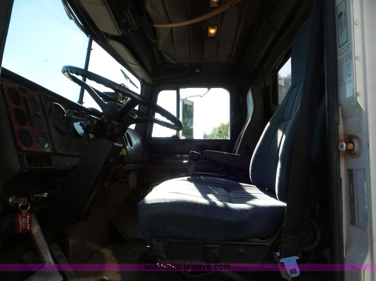 image for item L6913 1993 International 9400 tender truck