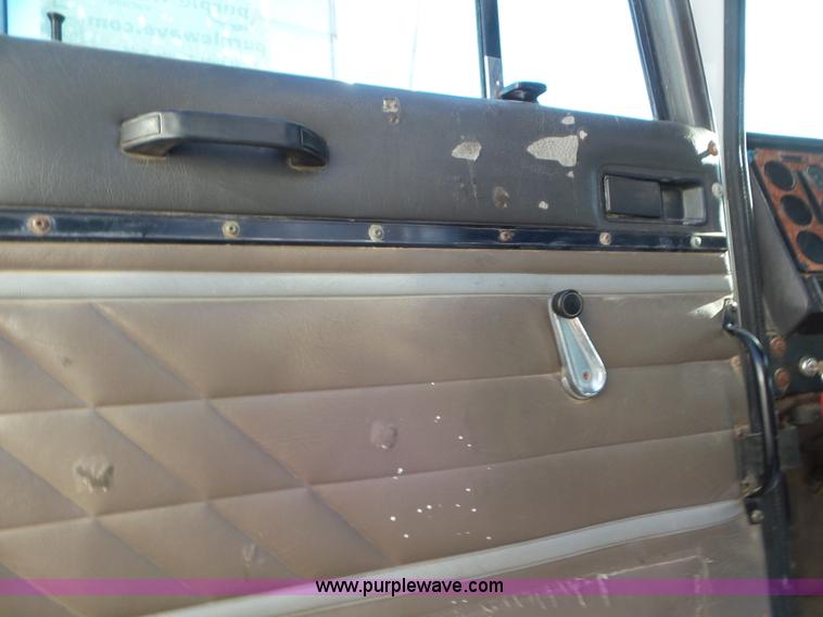 image for item L6913 1993 International 9400 tender truck