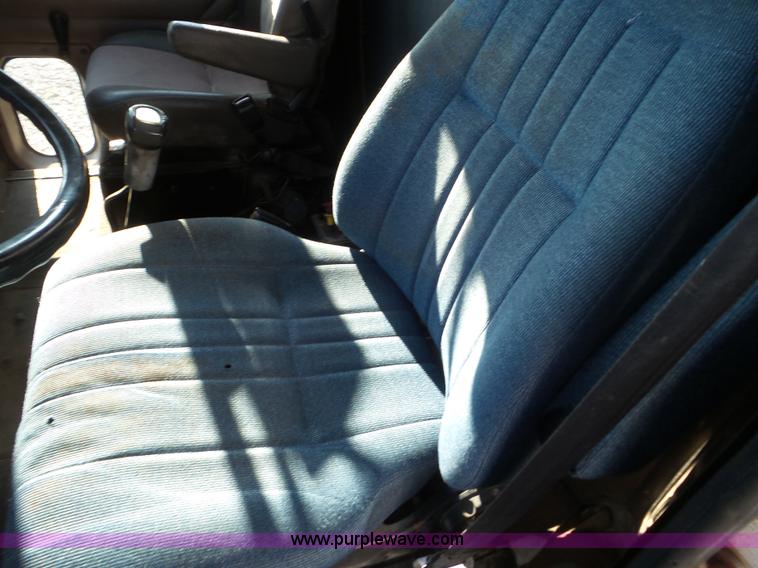 image for item L6913 1993 International 9400 tender truck