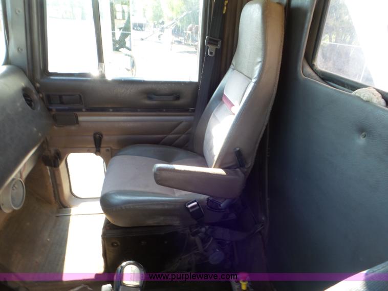 image for item L6913 1993 International 9400 tender truck