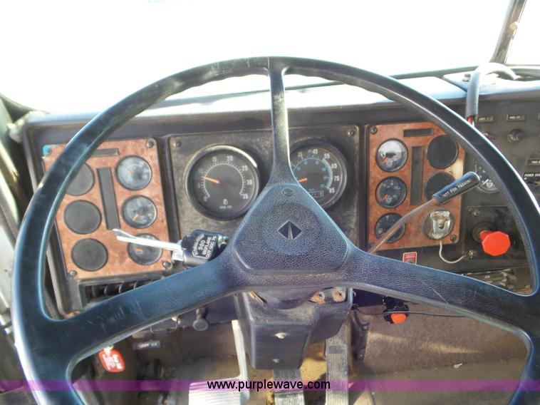 image for item L6913 1993 International 9400 tender truck