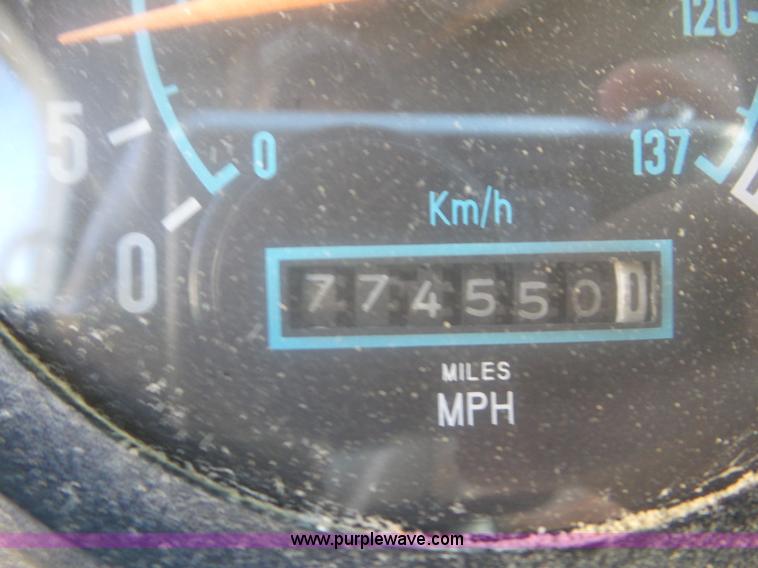 image for item L6913 1993 International 9400 tender truck