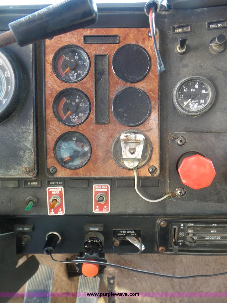 image for item L6913 1993 International 9400 tender truck