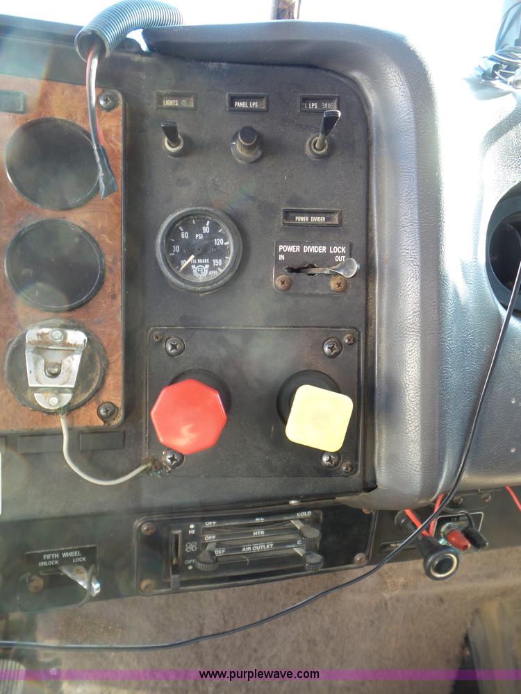 image for item L6913 1993 International 9400 tender truck