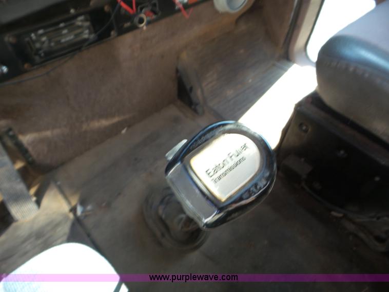 image for item L6913 1993 International 9400 tender truck