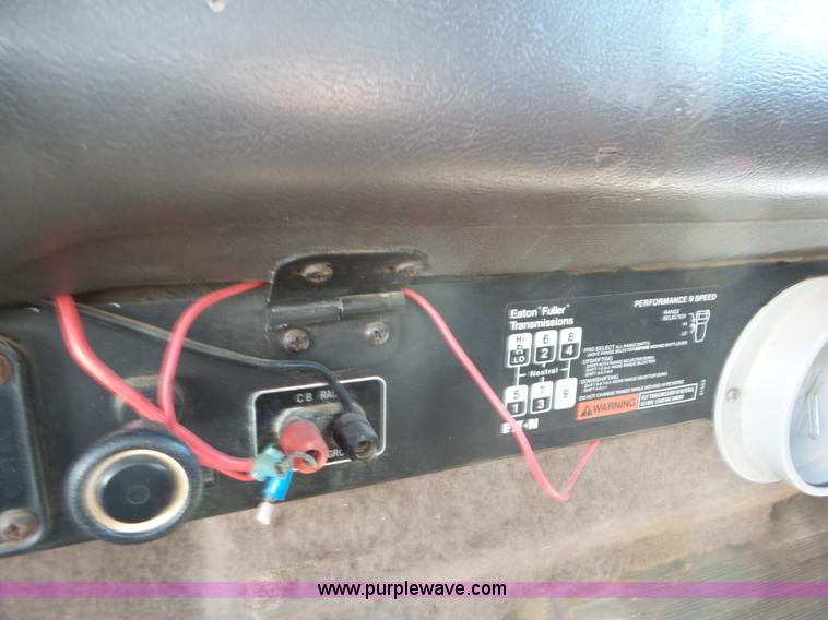 image for item L6913 1993 International 9400 tender truck