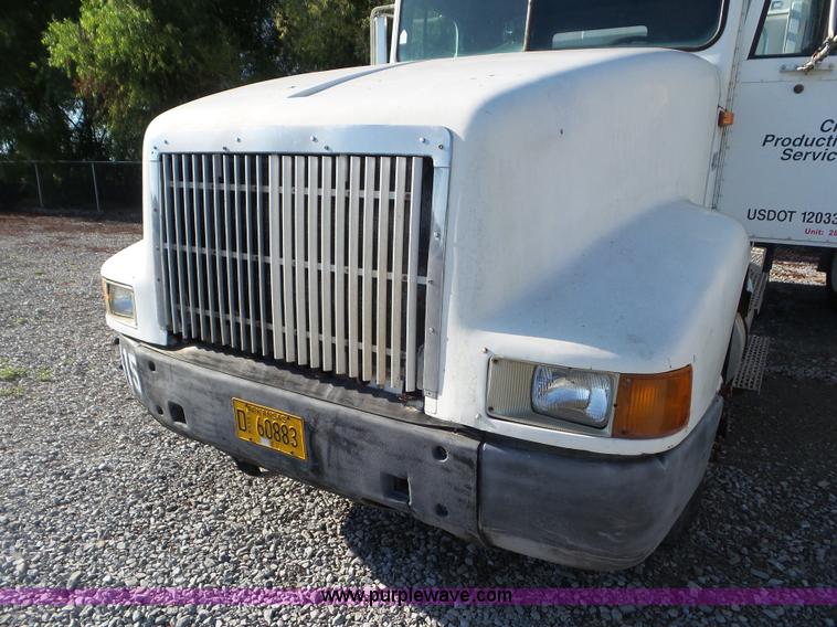 image for item L6913 1993 International 9400 tender truck