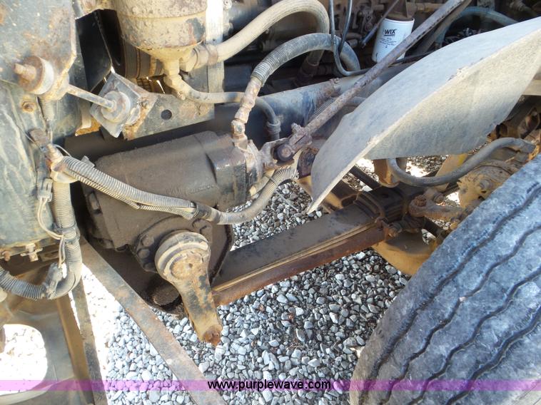 image for item L6913 1993 International 9400 tender truck