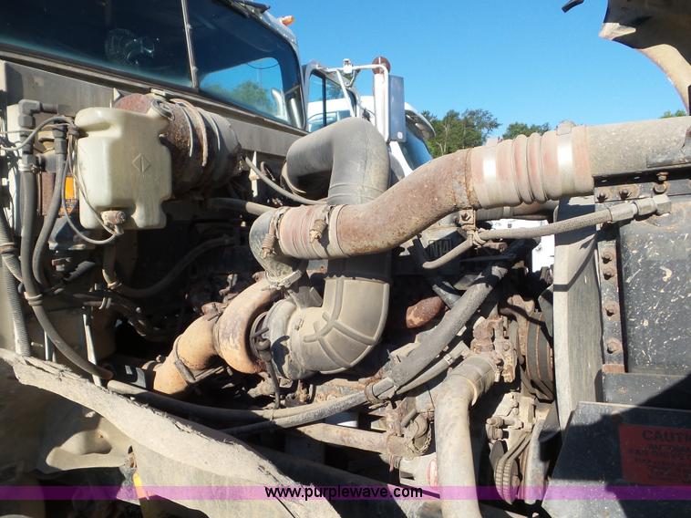 image for item L6913 1993 International 9400 tender truck