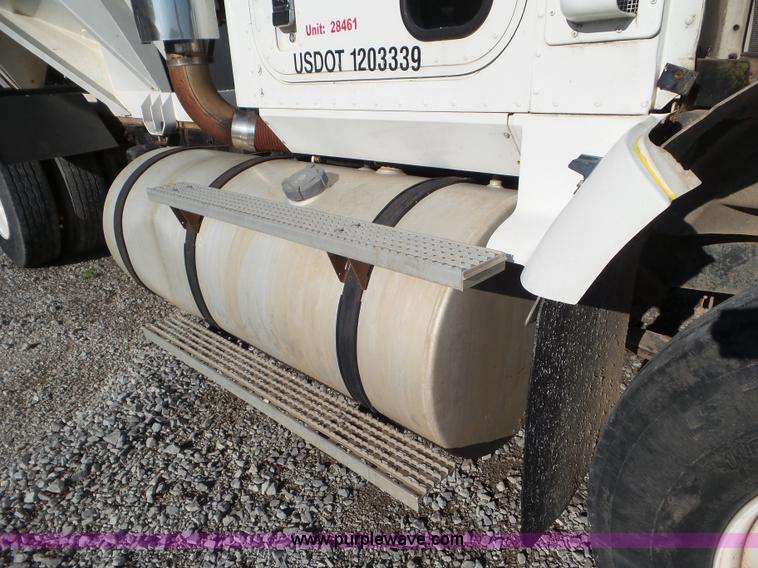 image for item L6913 1993 International 9400 tender truck