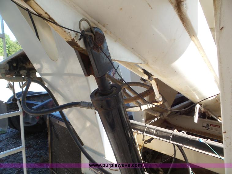 image for item L6913 1993 International 9400 tender truck