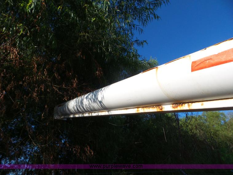 image for item L6913 1993 International 9400 tender truck