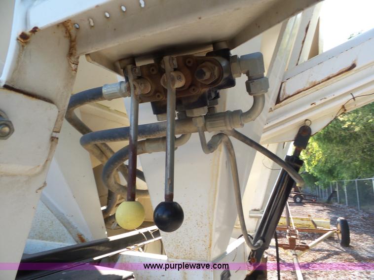 image for item L6913 1993 International 9400 tender truck