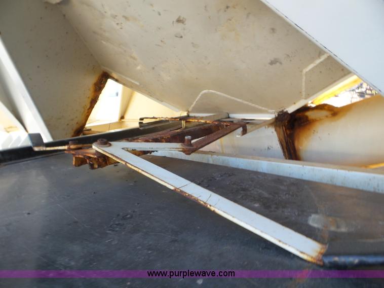 image for item L6913 1993 International 9400 tender truck