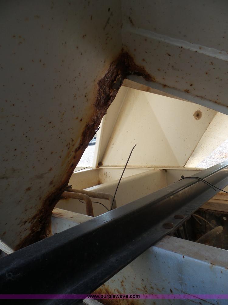 image for item L6913 1993 International 9400 tender truck