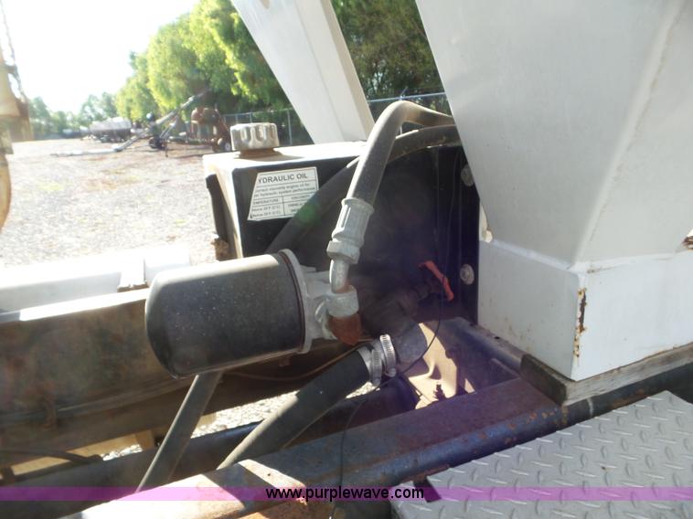 image for item L6913 1993 International 9400 tender truck