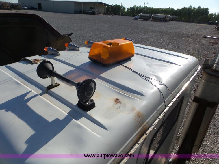 image for item L6913 1993 International 9400 tender truck