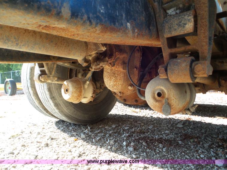 image for item L6913 1993 International 9400 tender truck