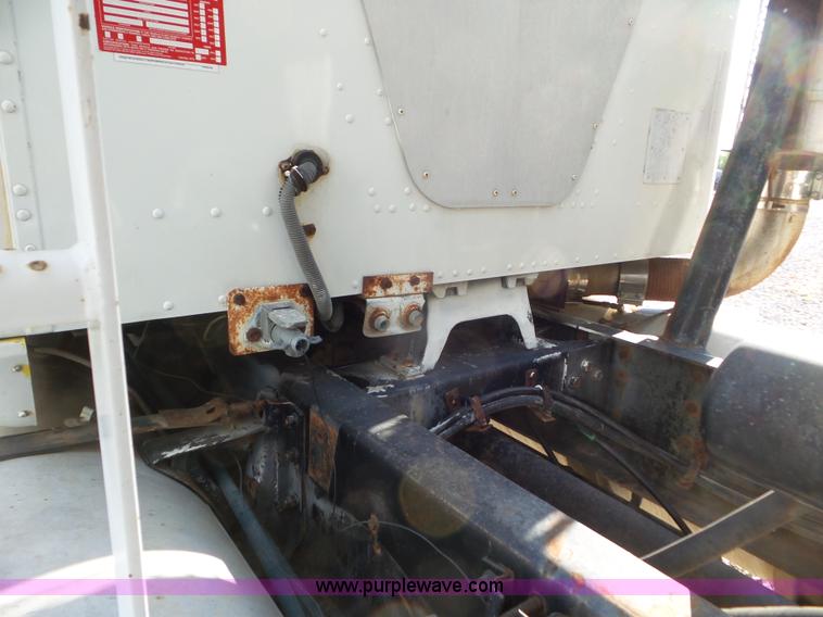 image for item L6913 1993 International 9400 tender truck