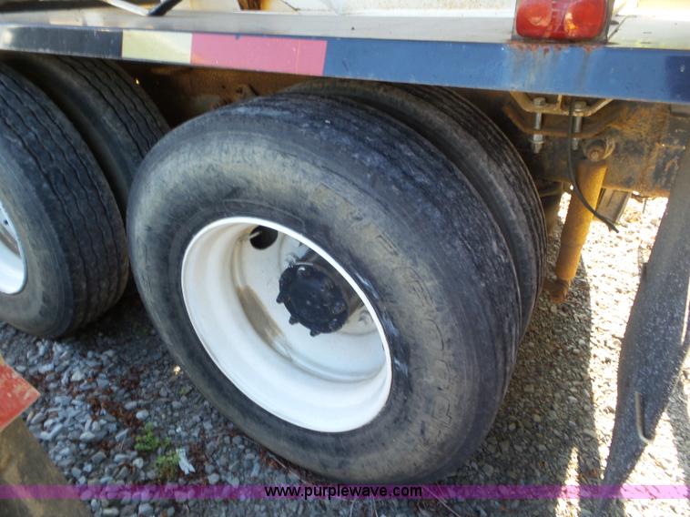 image for item L6913 1993 International 9400 tender truck