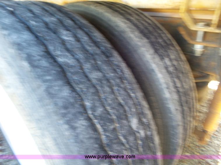 image for item L6913 1993 International 9400 tender truck