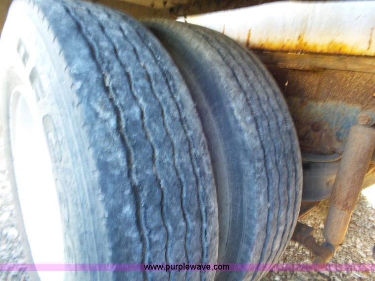 image for item L6913 1993 International 9400 tender truck