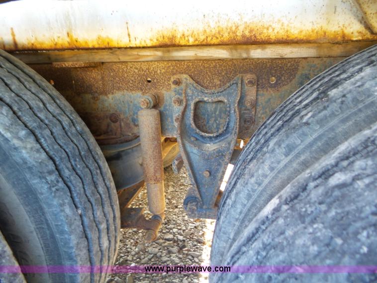 image for item L6913 1993 International 9400 tender truck