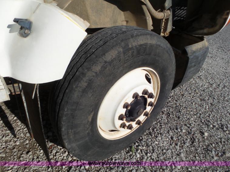 image for item L6913 1993 International 9400 tender truck