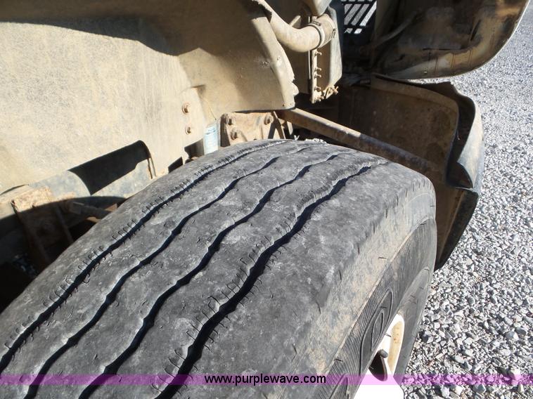 image for item L6913 1993 International 9400 tender truck