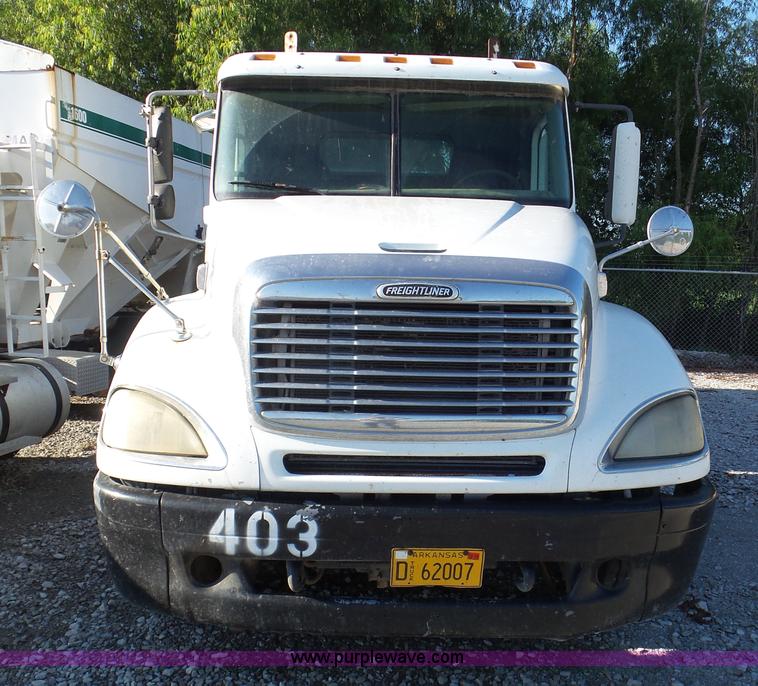 image for item L6914 2002 Freightliner Columbia semi truck