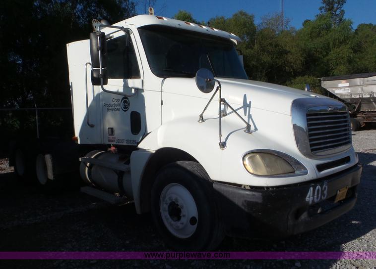 image for item L6914 2002 Freightliner Columbia semi truck