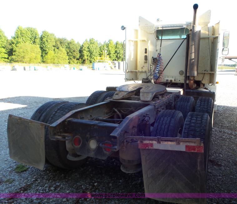 image for item L6914 2002 Freightliner Columbia semi truck