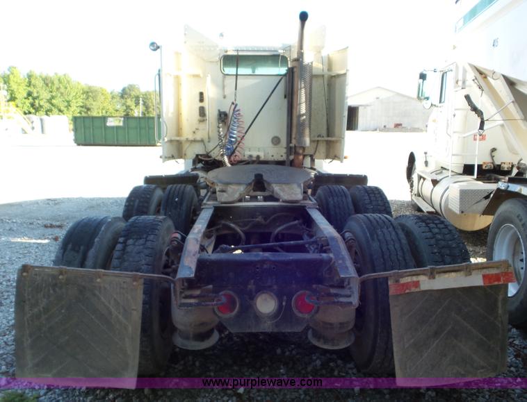 image for item L6914 2002 Freightliner Columbia semi truck