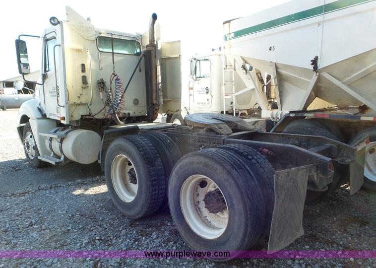 image for item L6914 2002 Freightliner Columbia semi truck