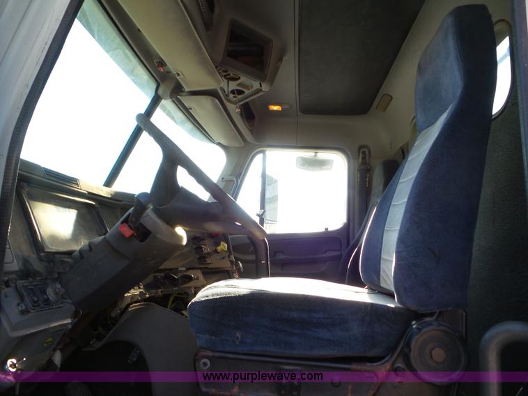 image for item L6914 2002 Freightliner Columbia semi truck