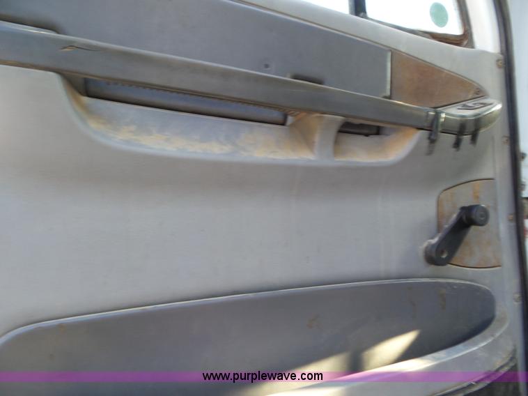 image for item L6914 2002 Freightliner Columbia semi truck