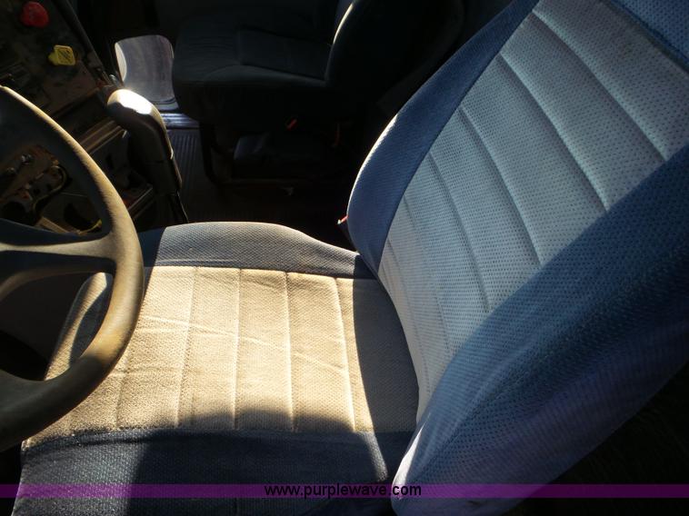 image for item L6914 2002 Freightliner Columbia semi truck