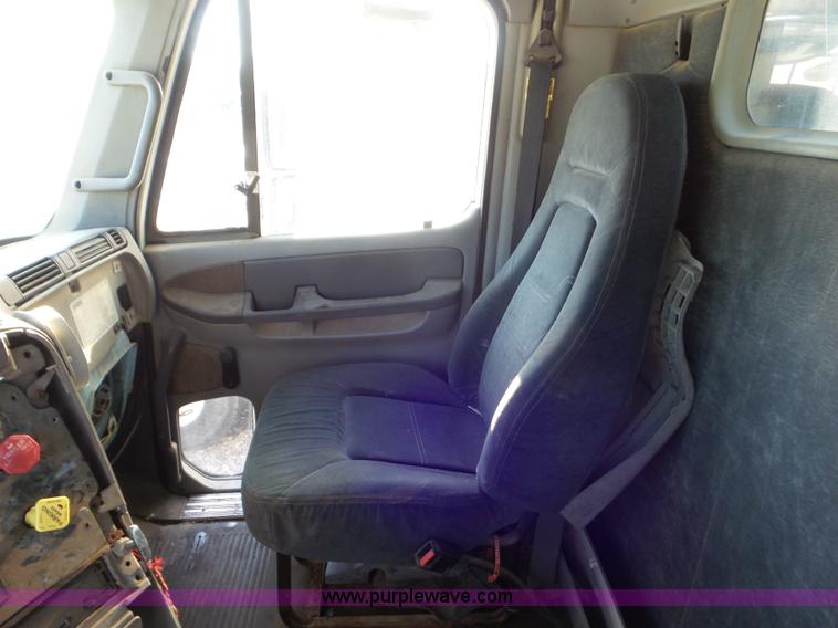 image for item L6914 2002 Freightliner Columbia semi truck