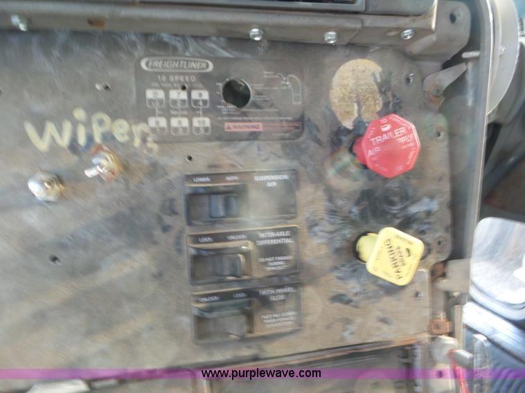 image for item L6914 2002 Freightliner Columbia semi truck