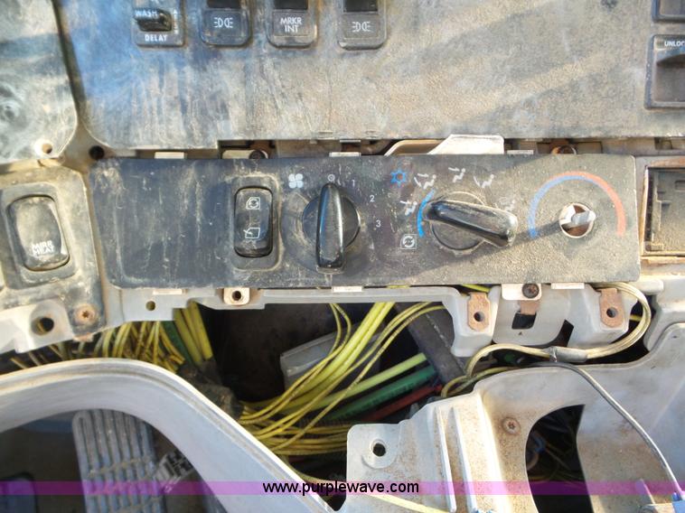 image for item L6914 2002 Freightliner Columbia semi truck