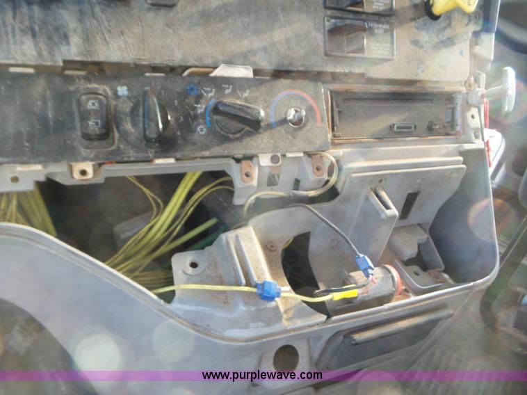 image for item L6914 2002 Freightliner Columbia semi truck