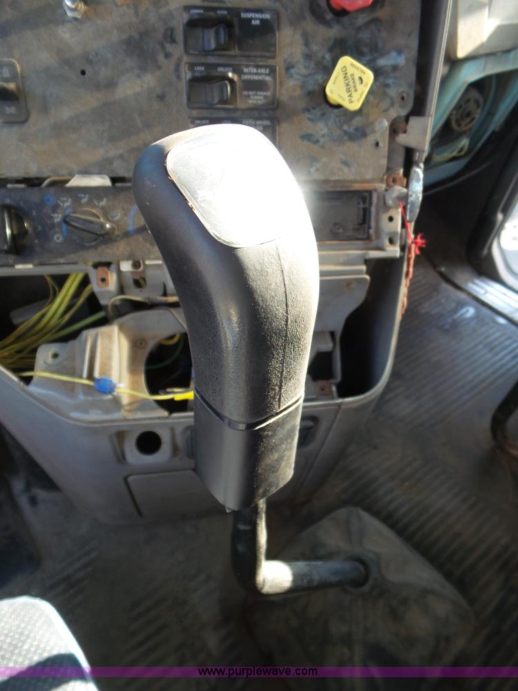 image for item L6914 2002 Freightliner Columbia semi truck