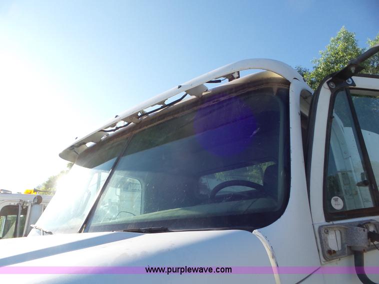 image for item L6914 2002 Freightliner Columbia semi truck