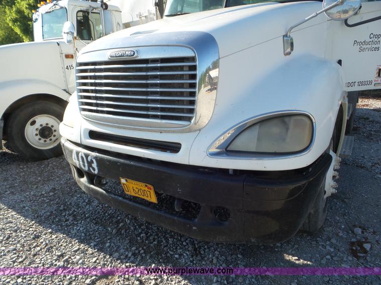 image for item L6914 2002 Freightliner Columbia semi truck