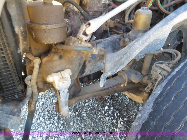 image for item L6914 2002 Freightliner Columbia semi truck