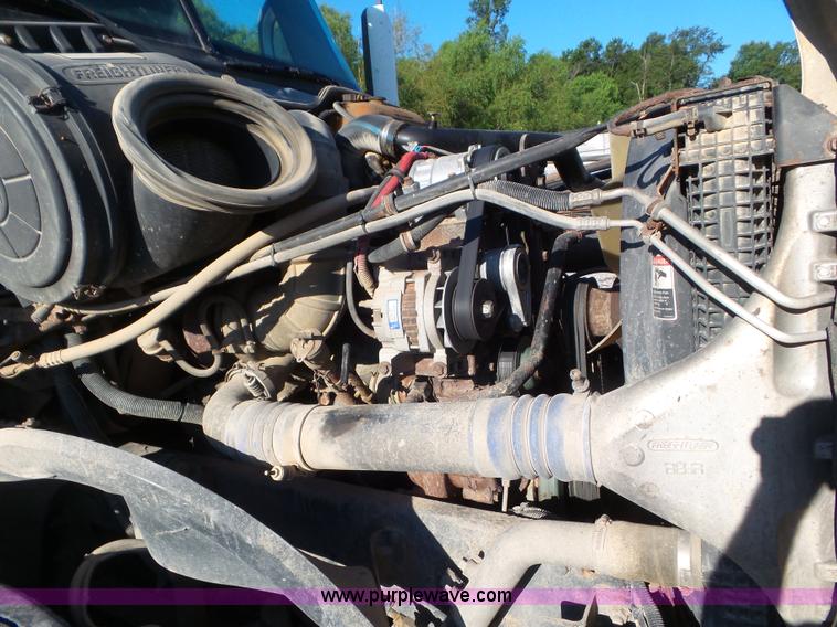 image for item L6914 2002 Freightliner Columbia semi truck