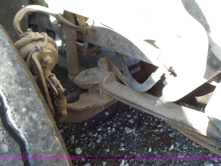 image for item L6914 2002 Freightliner Columbia semi truck