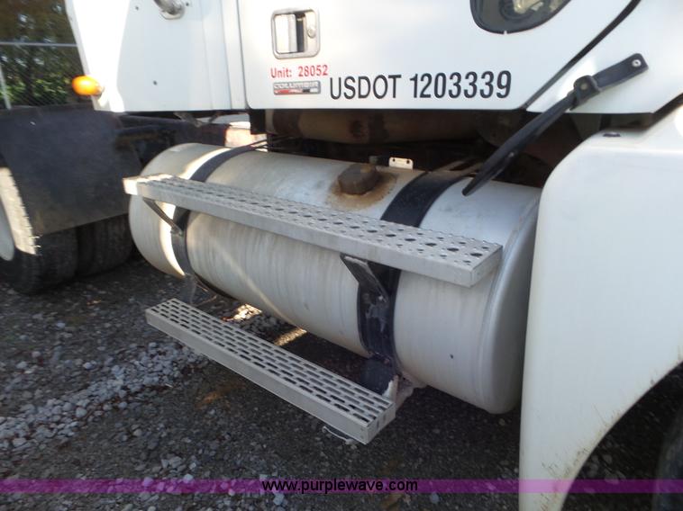 image for item L6914 2002 Freightliner Columbia semi truck