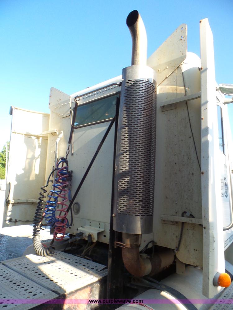 image for item L6914 2002 Freightliner Columbia semi truck