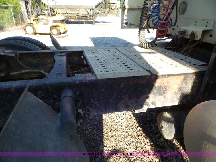 image for item L6914 2002 Freightliner Columbia semi truck